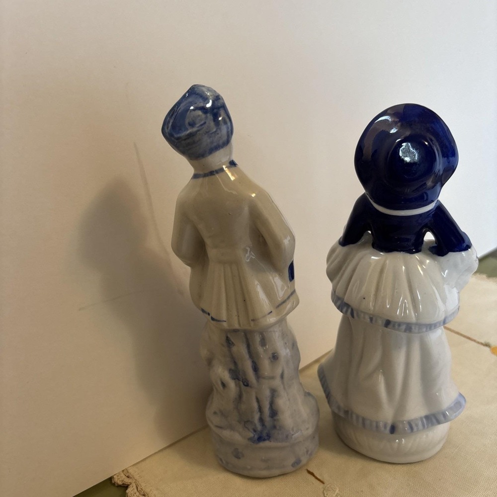 Vintage Porcelain Figurines Blue White Colonial Man with Lute And Lady With Fan - Picture 4 of 10